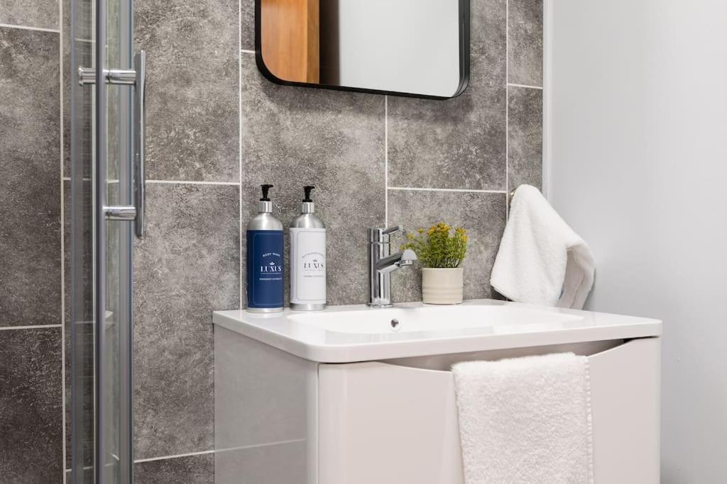 Modern Penthouse Apartment 2 Bed, 2 Bath Sleeps 6 City Centre Belfast Dış mekan fotoğraf