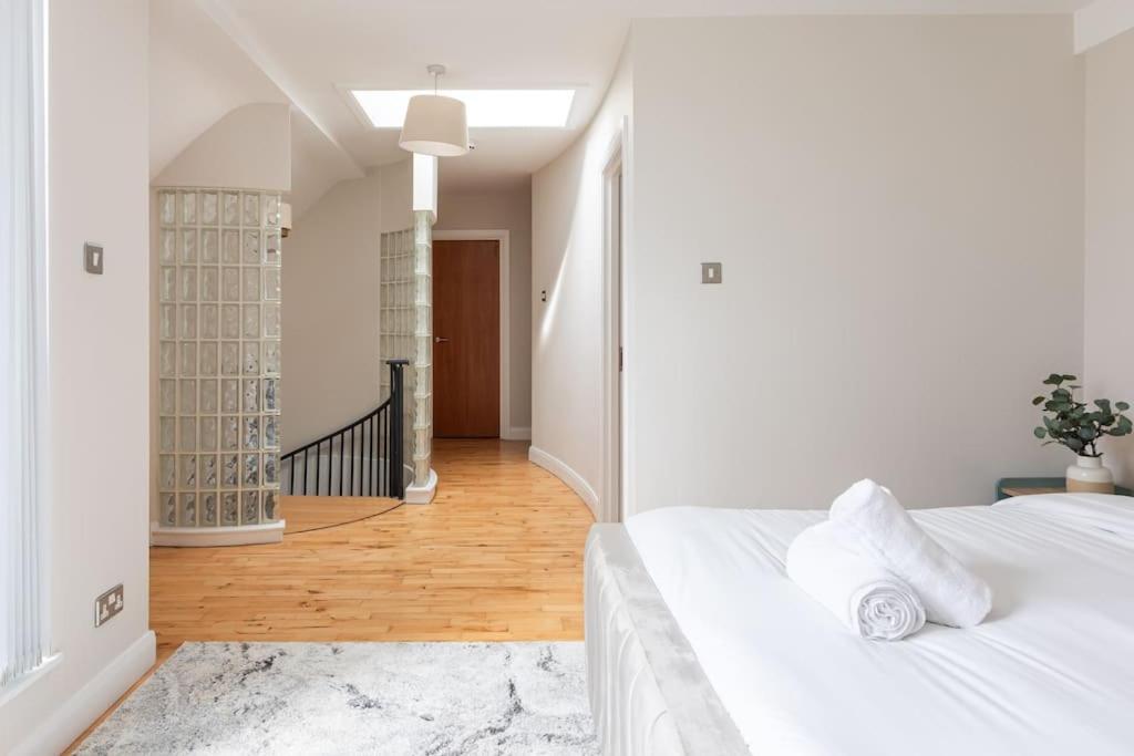 Modern Penthouse Apartment 2 Bed, 2 Bath Sleeps 6 City Centre Belfast Dış mekan fotoğraf